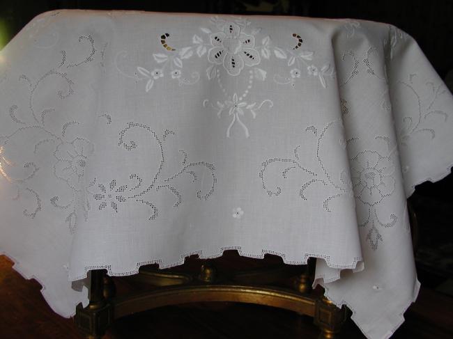 Merveilleuse nappe entièrement brodée de roses et papillons à la main 1900