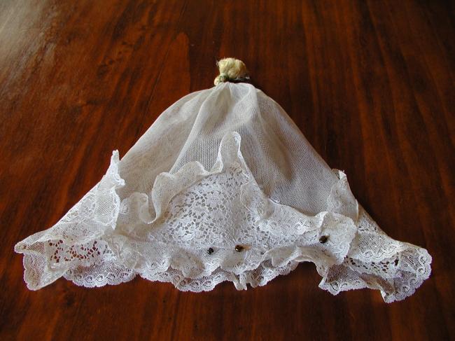 Charmant bonnet cloche en dentelle et tulle