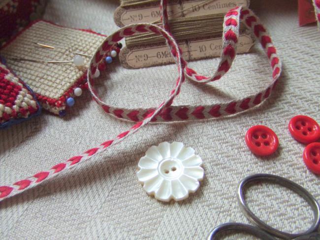 Adorable ruban petits coeurs en lin naturel et médoc (5mm)