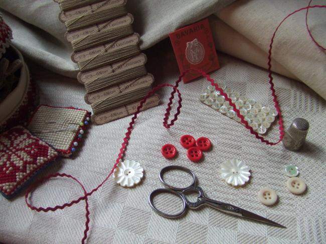 Joli galon croquet en coton de couleur rouge médoc (2mm)