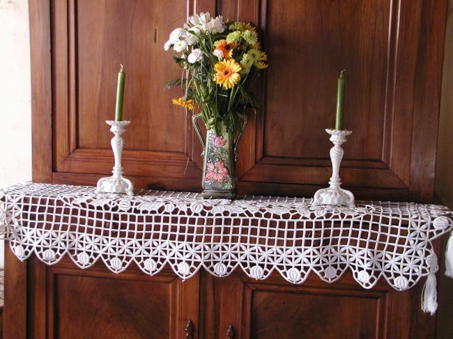 Très grâcieux dessus de cheminée en dentelle de style crochet d'art