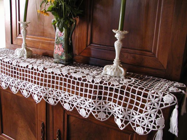 Charming top for mantelpiece or chest in lovely mecanic lace like art crochet