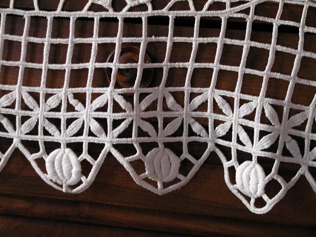 Très grâcieux dessus de cheminée en dentelle de style crochet d'art