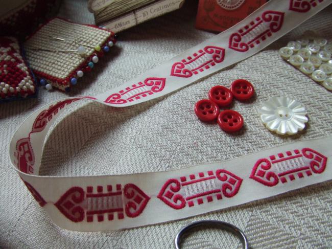 Merveilleux ruban en coton blanc ivoire tissé de grands coeurs rouges (20mm)