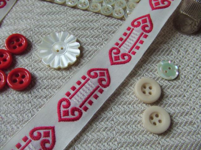 Merveilleux ruban en coton blanc ivoire tissé de grands coeurs rouges (20mm)