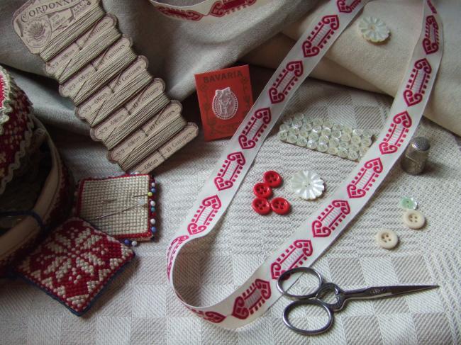 Merveilleux ruban en coton blanc ivoire tissé de grands coeurs rouges (20mm)