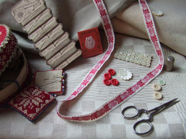Adorable ruban en coton blanc tissé de raisins et feuillage rouges (15mm)