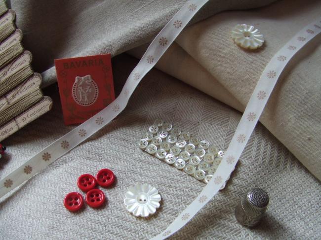 Joli ruban en coton blanc tissé de petites marguerites beiges (11mm)