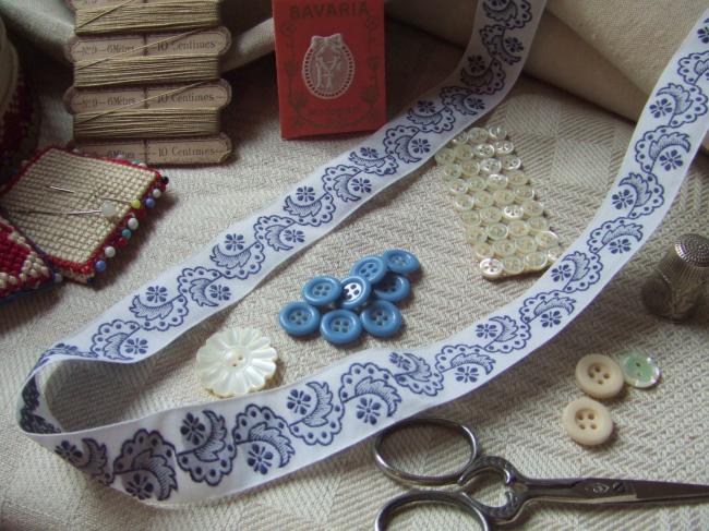 Merveilleux ruban en coton blanc tissé de larges feuilles & fleurs bleues (20mm)