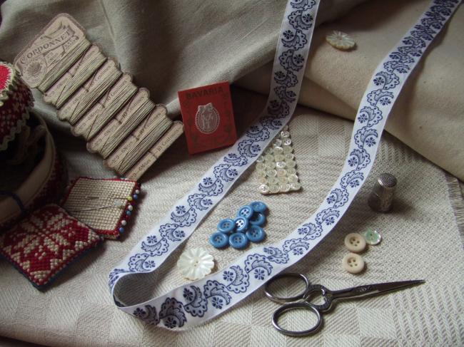 Merveilleux ruban en coton blanc tissé de larges feuilles & fleurs bleues (20mm)