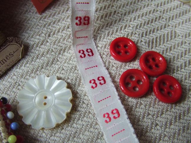 Ancien ruban de couleur blanche tissé numéro rouge, grand chiffre n°39