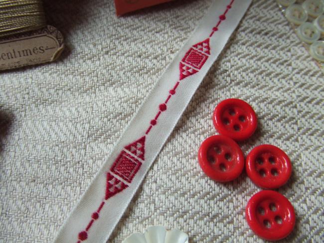 Adorable ruban en coton blanc tissé de motifs géométriques rouge médoc (11mm)