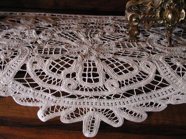 Magnifique dessus de cheminée en dentelle Battenbourg rebrodé à la soutache