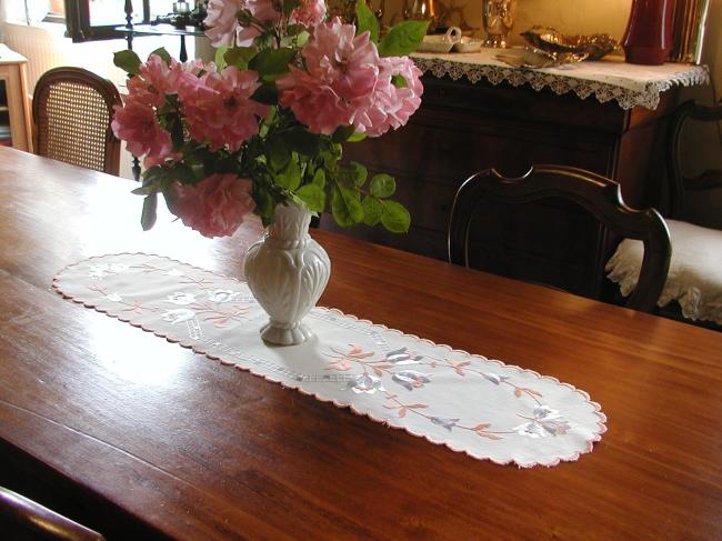 Superb table runner typical Art Déco with  silk embroidered stylish tulip