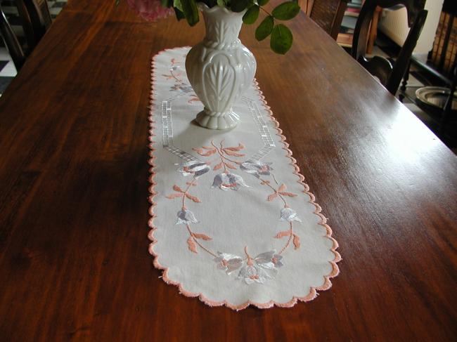 Superb table runner typical Art Déco with  silk embroidered stylish tulip