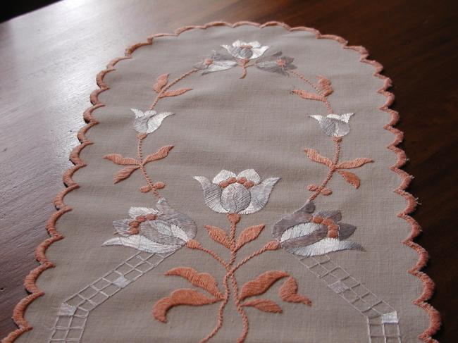 Superb table runner typical Art Déco with  silk embroidered stylish tulip