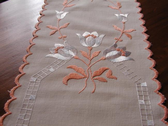 Superb table runner typical Art Déco with  silk embroidered stylish tulip