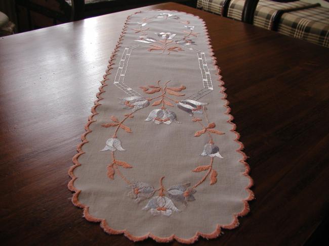 Superb table runner typical Art Déco with  silk embroidered stylish tulip