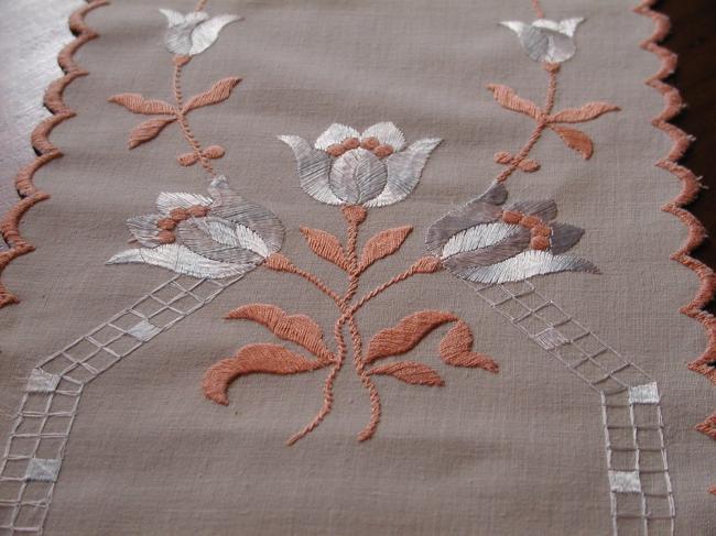 Superb table runner typical Art Déco with  silk embroidered stylish tulip