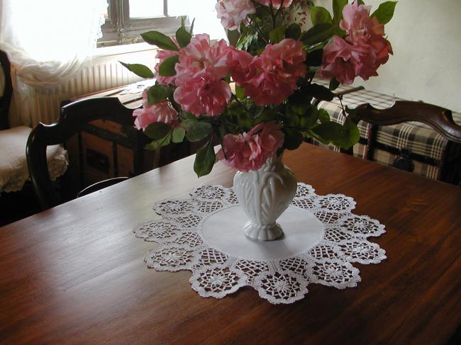 Gorgeous table centre with Cluny lace, bobbin made
