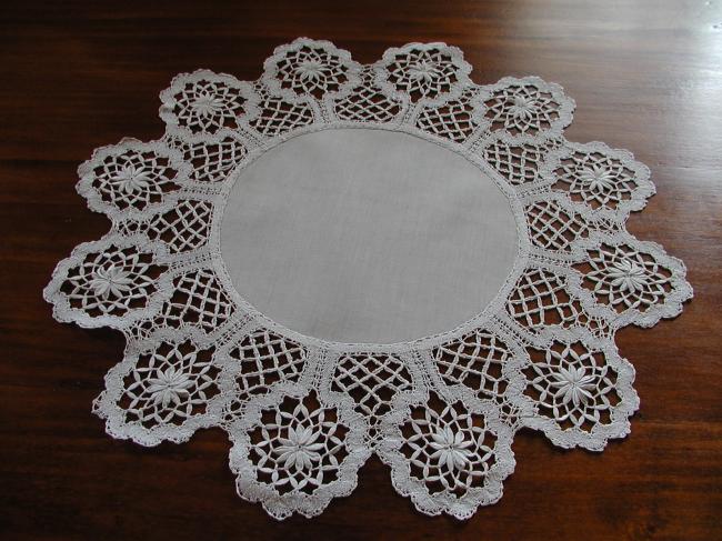 Gorgeous table centre with Cluny lace, bobbin made