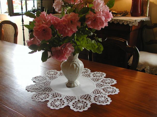 Gorgeous table centre with Cluny lace, bobbin made