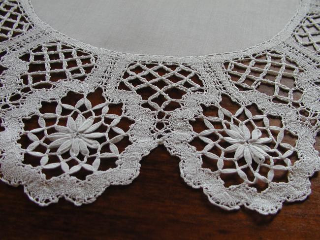 Gorgeous table centre with Cluny lace, bobbin made