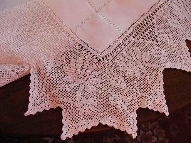 Striking tablecloth with edging in crochet lace 1900