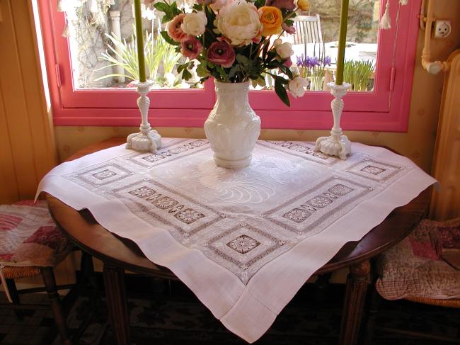 Splendeur de nappe en Pinã rebrodée de dentelle Ténériffe et somptueux dragon
