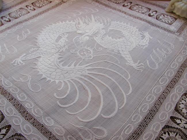 Splendeur de nappe en Pinã rebrodée de dentelle Ténériffe et somptueux dragon