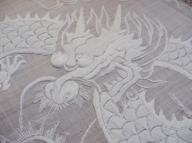 Splendeur de nappe en Pinã rebrodée de dentelle Ténériffe et somptueux dragon