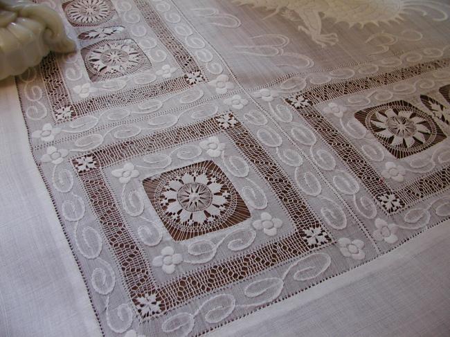 Splendeur de nappe en Pinã rebrodée de dentelle Ténériffe et somptueux dragon
