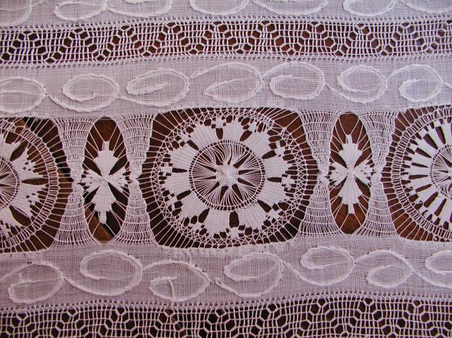 Splendeur de nappe en Pinã rebrodée de dentelle Ténériffe et somptueux dragon