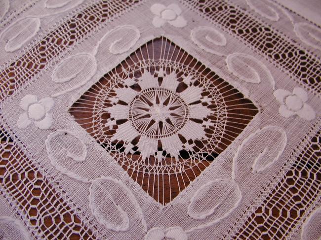 Splendeur de nappe en Pinã rebrodée de dentelle Ténériffe et somptueux dragon