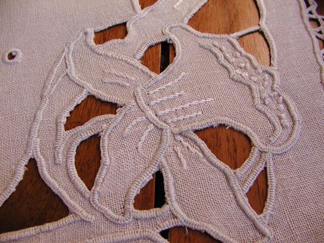 Gorgeous hemp and linen table centre with Daffodils Richelieu openworks 1920
