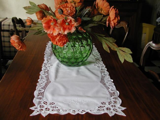 Lovely table runner with battenbourg lace