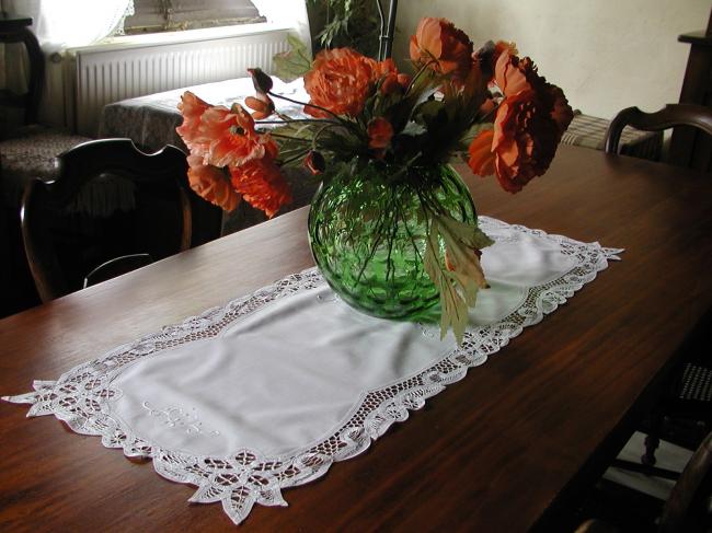 Lovely table runner with battenbourg lace