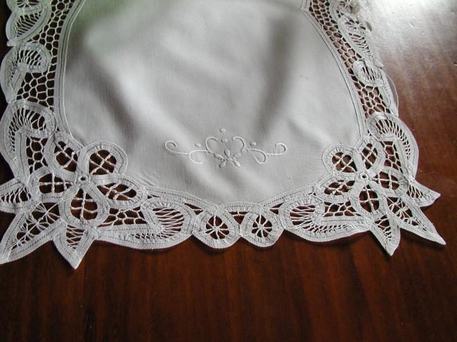 Lovely table runner with battenbourg lace