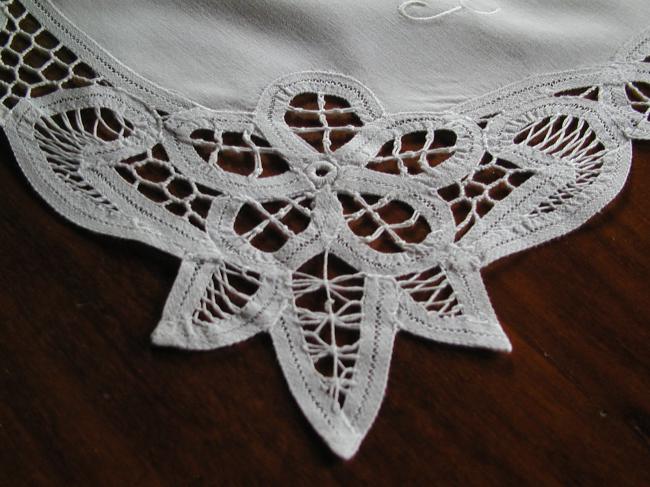 Lovely table runner with battenbourg lace