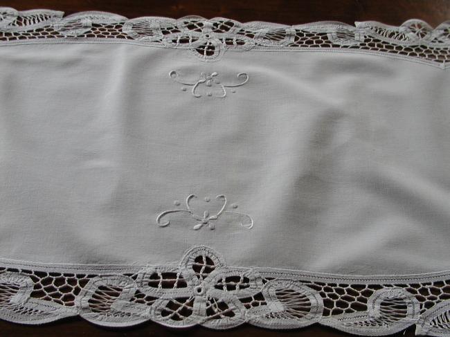 Lovely table runner with battenbourg lace