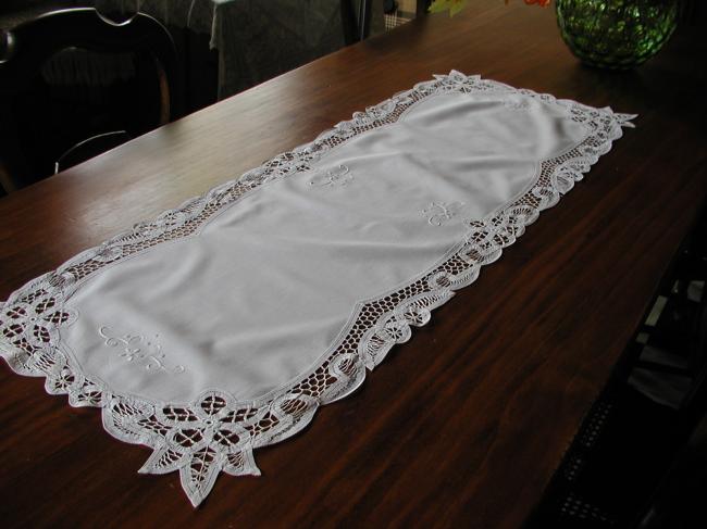 Lovely table runner with battenbourg lace