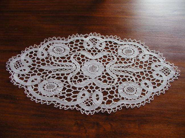 Charming oval table centre in bobbin lace from Puy en Velay