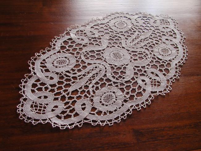 Charming oval table centre in bobbin lace from Puy en Velay