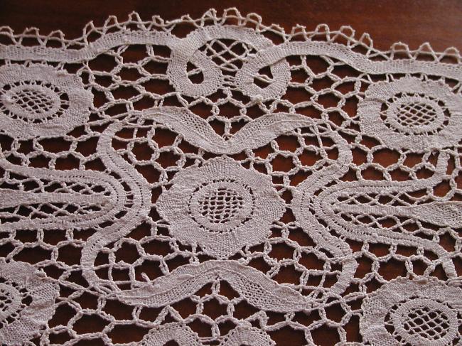 Charming oval table centre in bobbin lace from Puy en Velay