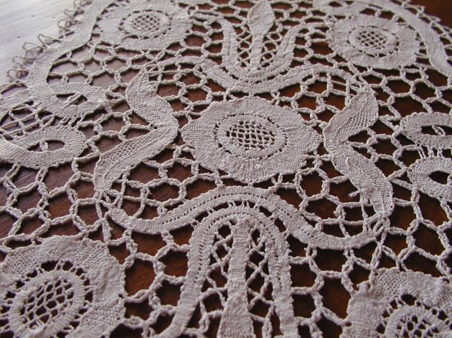 Charming oval table centre in bobbin lace from Puy en Velay