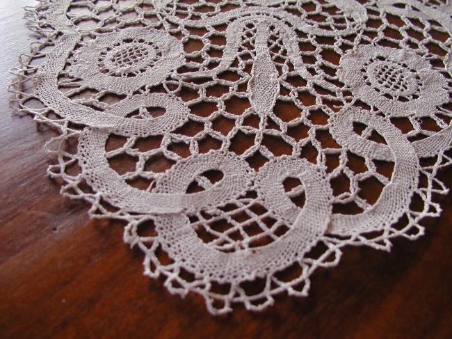 Charming oval table centre in bobbin lace from Puy en Velay