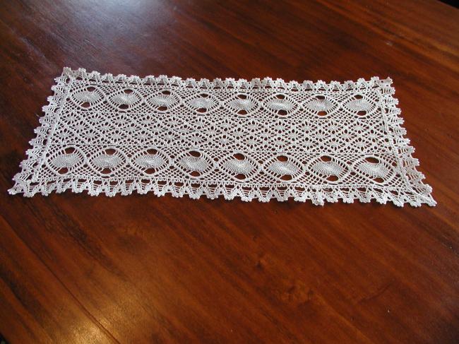 Charming oblong table centre in bobbin lace