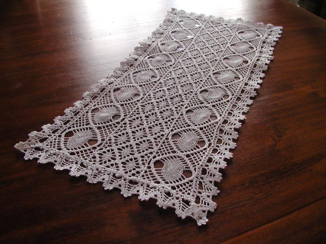 Charming oblong table centre in bobbin lace