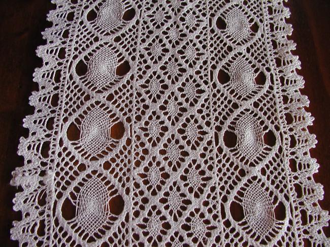 Charming oblong table centre in bobbin lace
