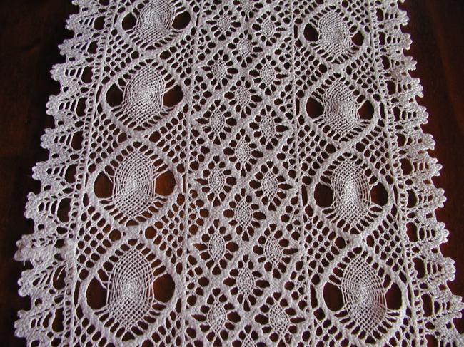 Charming oblong table centre in bobbin lace